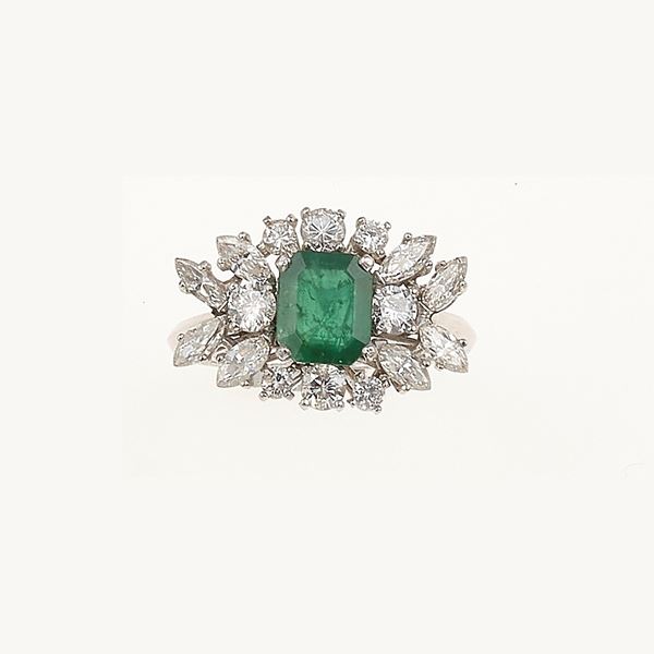 Anello con smeraldo e diamanti