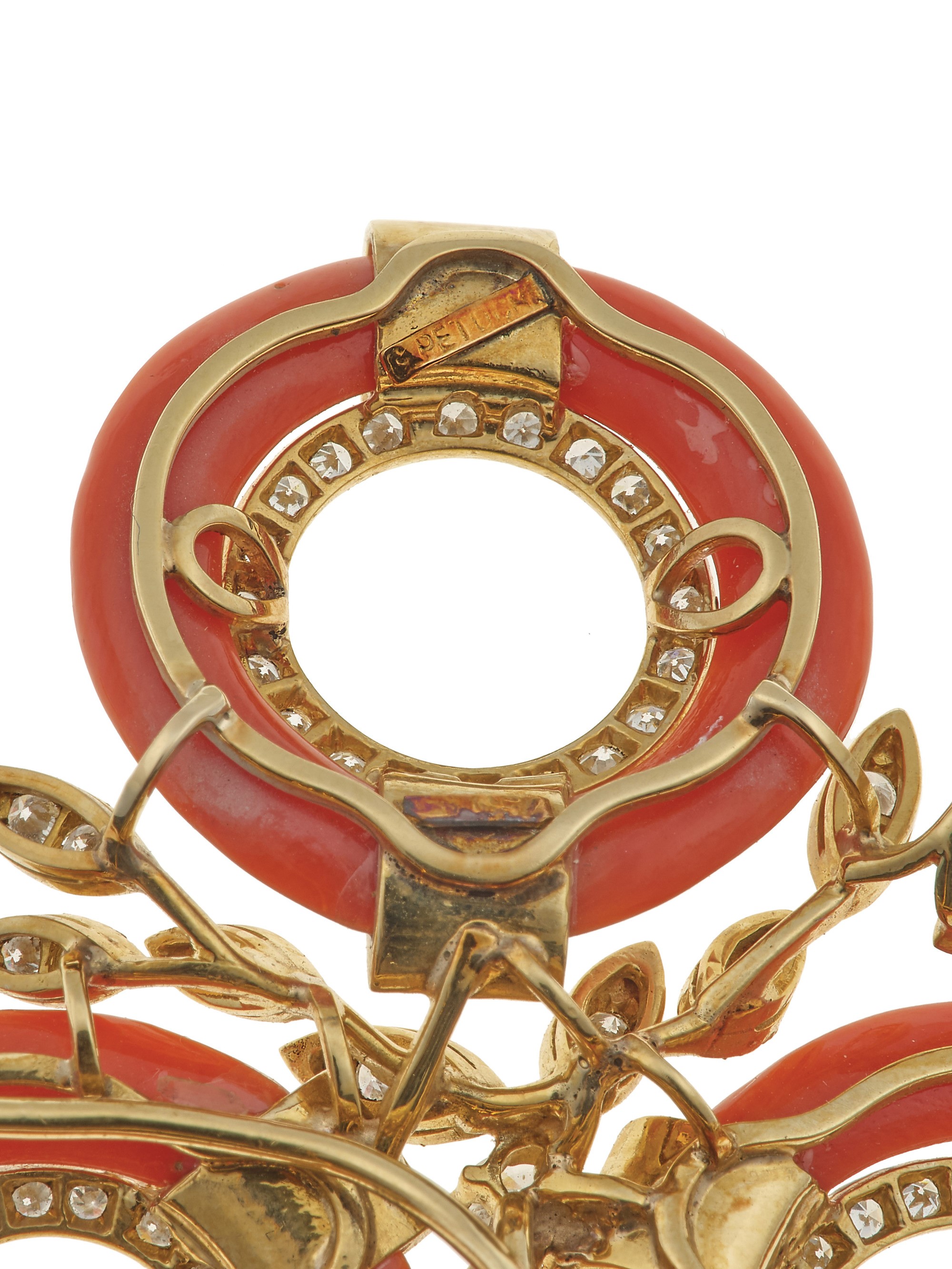 Petochi. Parure Composta da Anello, Orecchini e Collana con Pendente/spilla con Corallo e Diamant...