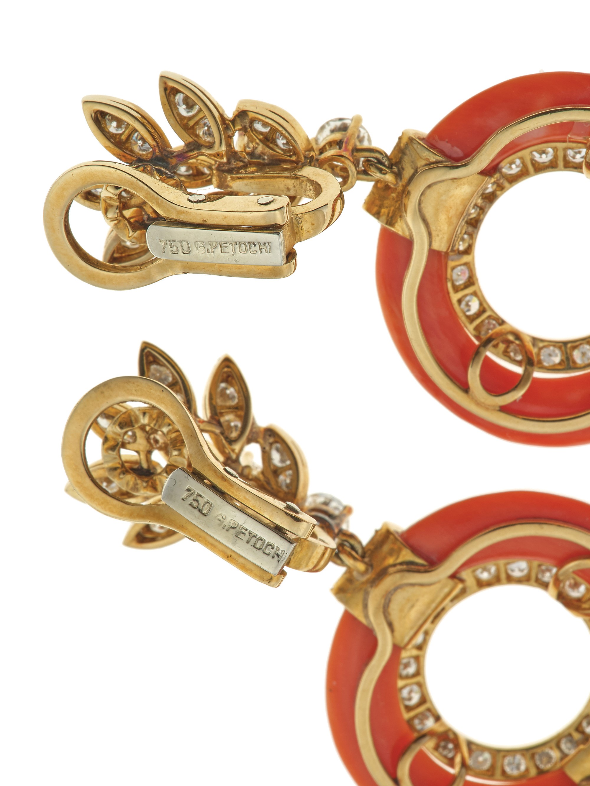 Petochi. Parure Composta da Anello, Orecchini e Collana con Pendente/spilla con Corallo e Diamant...