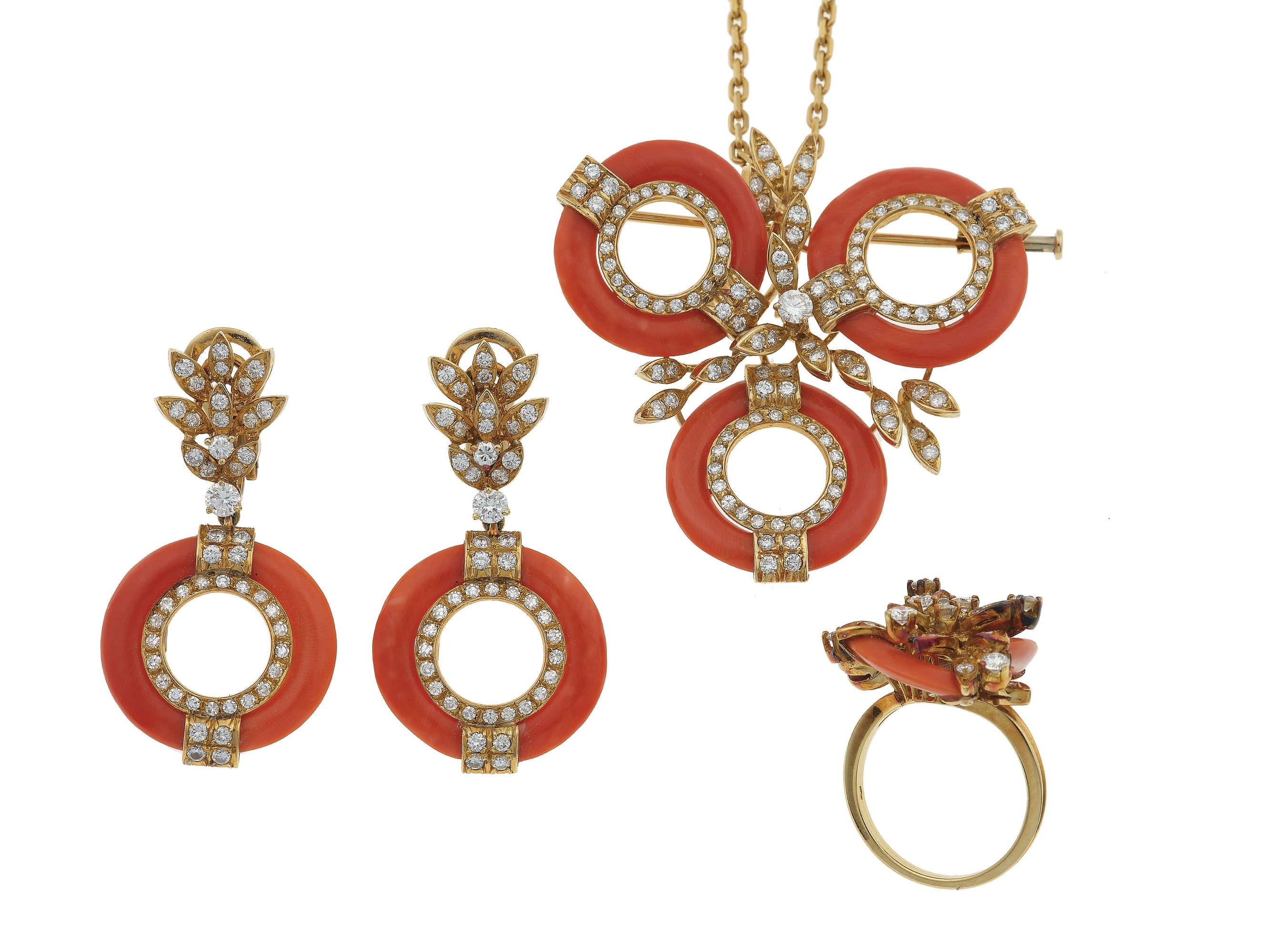 Petochi. Parure Composta da Anello, Orecchini e Collana con Pendente/spilla con Corallo e Diamant...