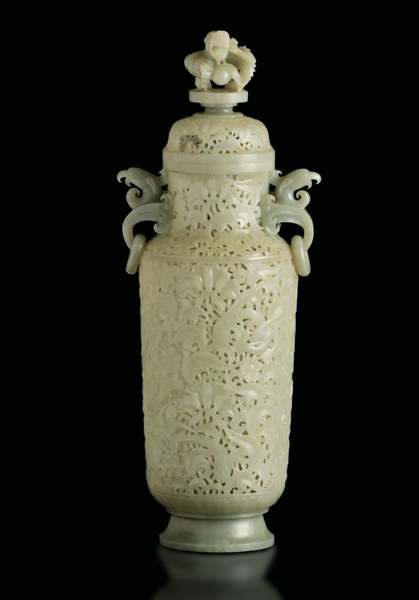 Vaso scolpito in giada Celadon in stile Moghul con decoro vegetale a traforo, anse ad anello e presa del coperchio a foggia di draghetto, Cina, Dinastia Qing, XIX secolo
