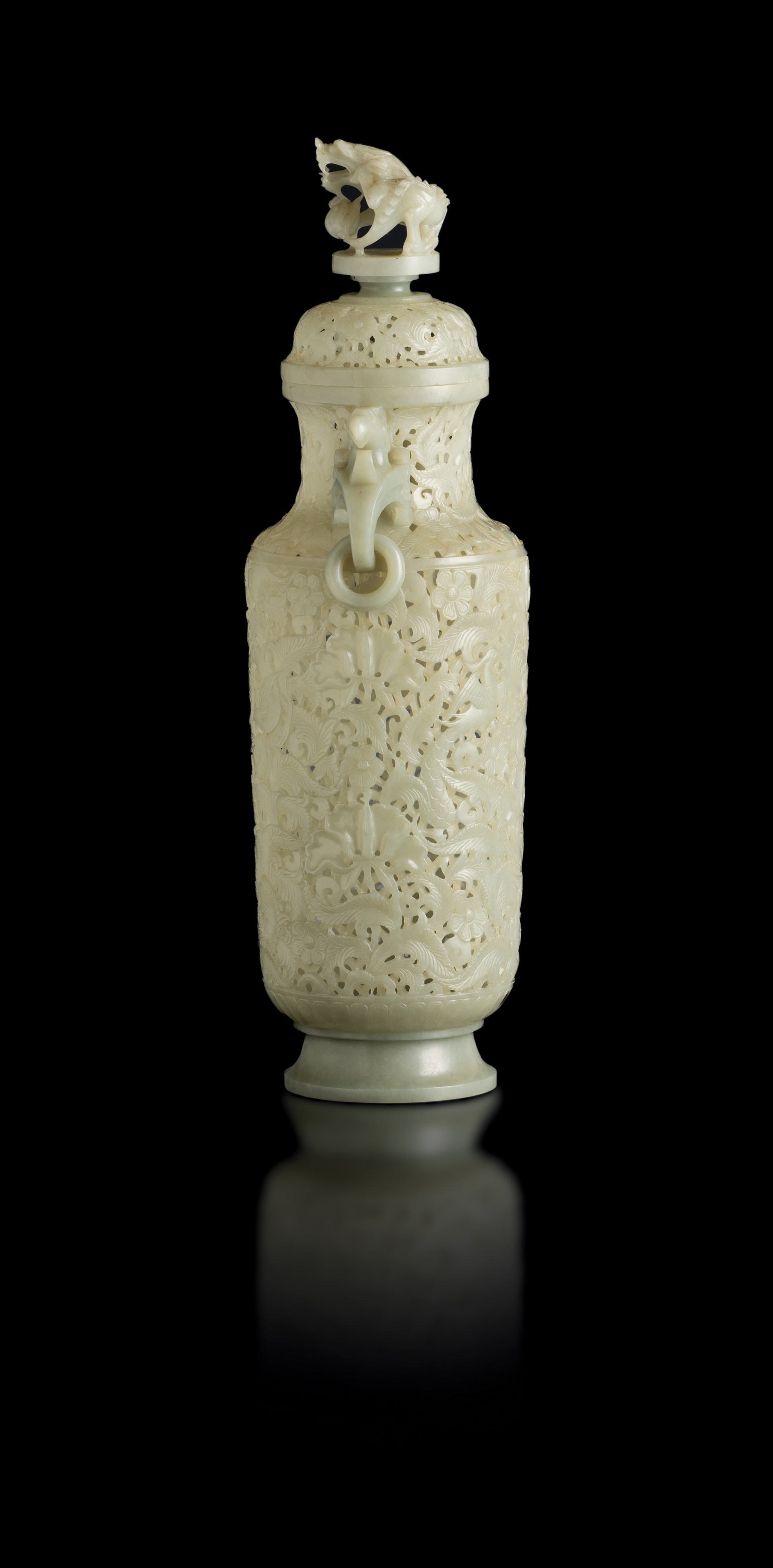 Vaso Scolpito in Giada Celadon in Stile Moghul con Decoro Vegetale a Traforo, Anse Ad Anello e Pr...