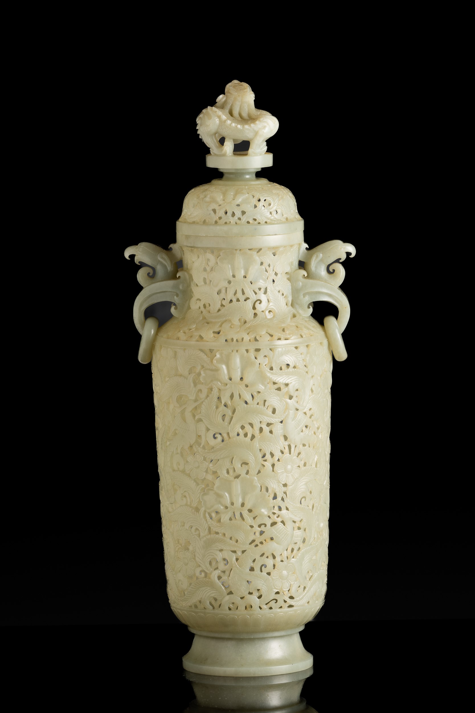 Vaso Scolpito in Giada Celadon in Stile Moghul con Decoro Vegetale a Traforo, Anse Ad Anello e Pr...