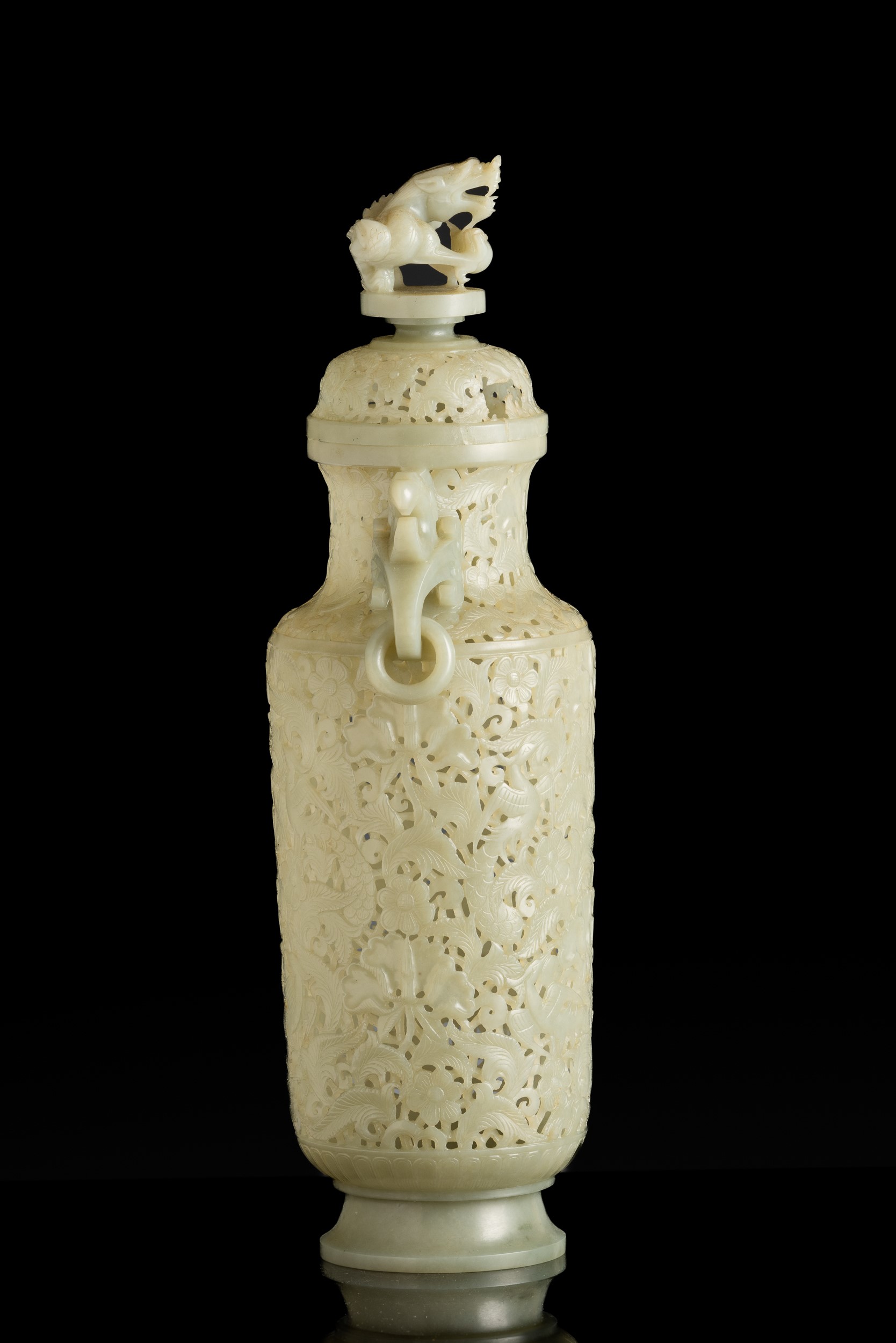 Vaso Scolpito in Giada Celadon in Stile Moghul con Decoro Vegetale a Traforo, Anse Ad Anello e Pr...