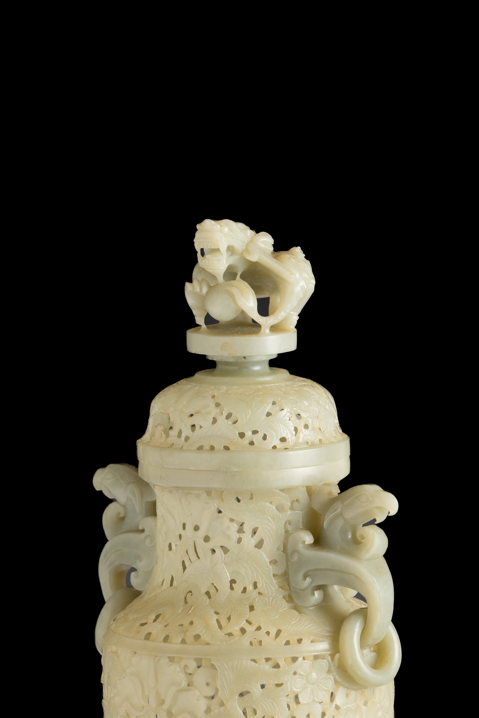 Vaso Scolpito in Giada Celadon in Stile Moghul con Decoro Vegetale a Traforo, Anse Ad Anello e Pr...