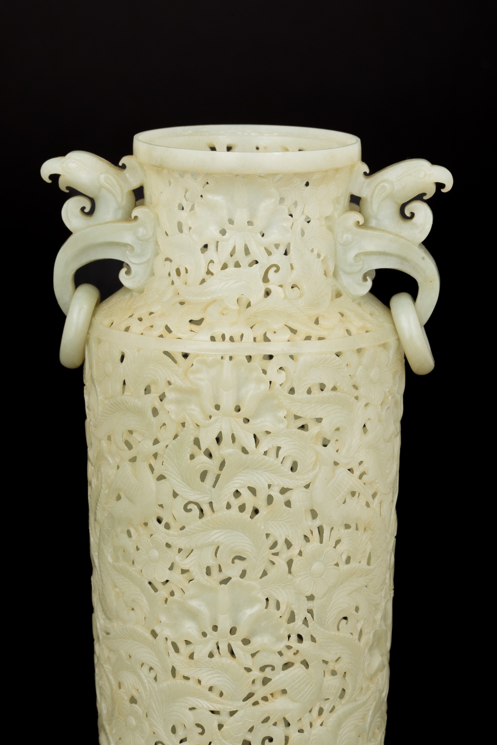 Vaso Scolpito in Giada Celadon in Stile Moghul con Decoro Vegetale a Traforo, Anse Ad Anello e Pr...