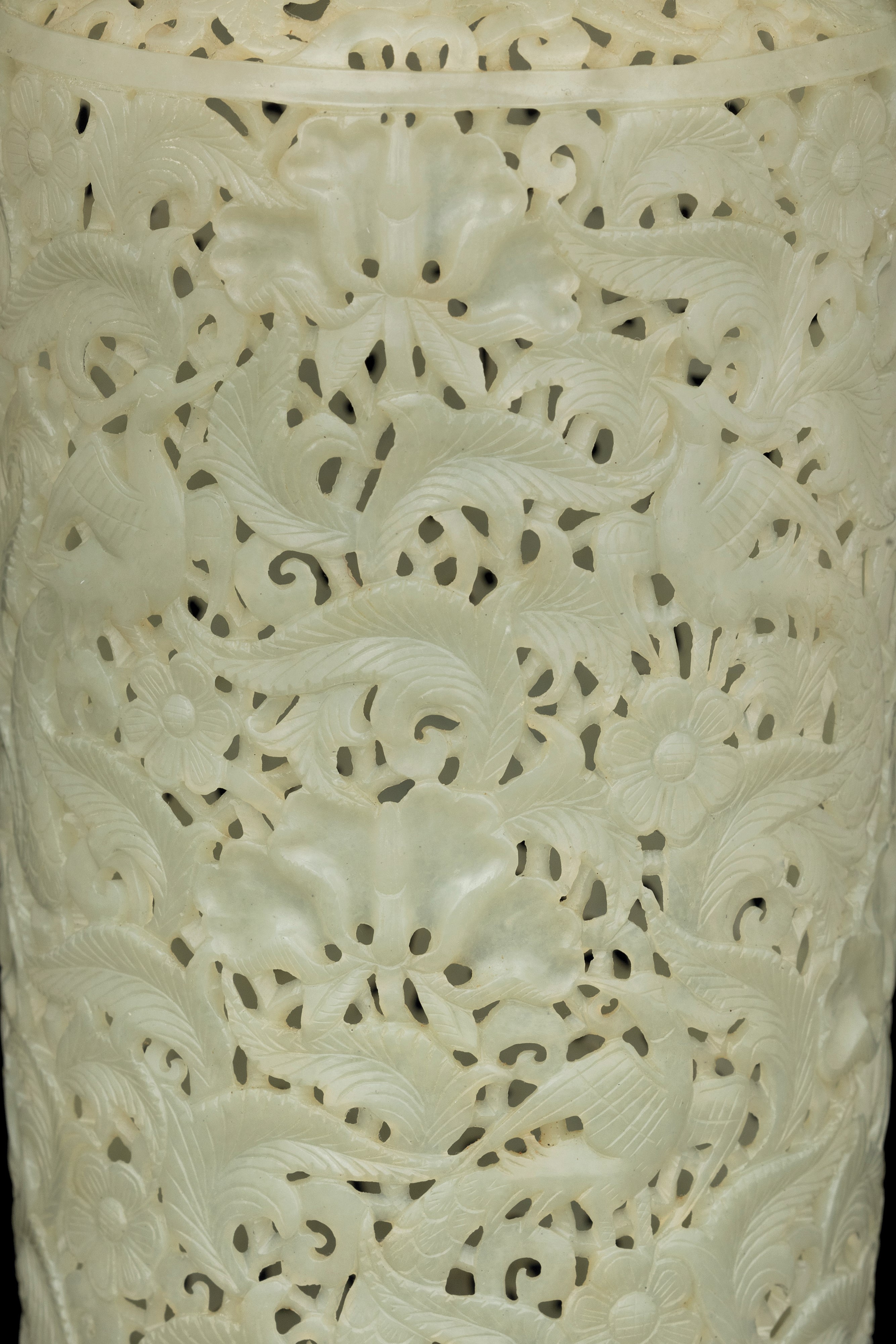 Vaso Scolpito in Giada Celadon in Stile Moghul con Decoro Vegetale a Traforo, Anse Ad Anello e Pr...