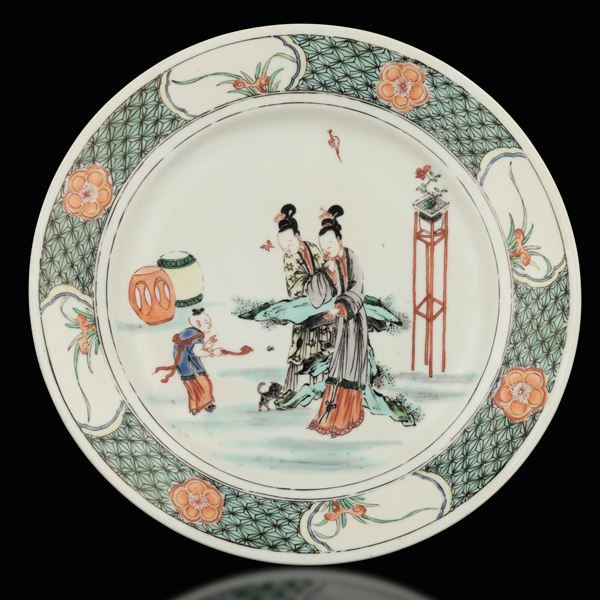 Piatto in porcellana Famiglia Verde raffigurante donne e bambino che gioca, Cina, Dinastia Qing, epoca Kangxi (1662-1722)