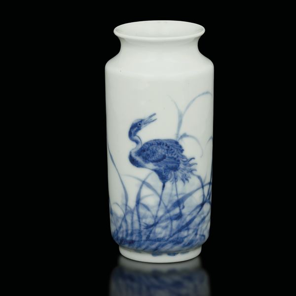 Vasetto in porcellana bianca e blu raffigurante airone, Cina, Repubblica