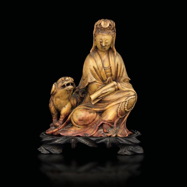 Figura di Guanyin con Cane di Pho scolpita in pietra saponaria, Cina, Dinastia Qing, XVIII secolo