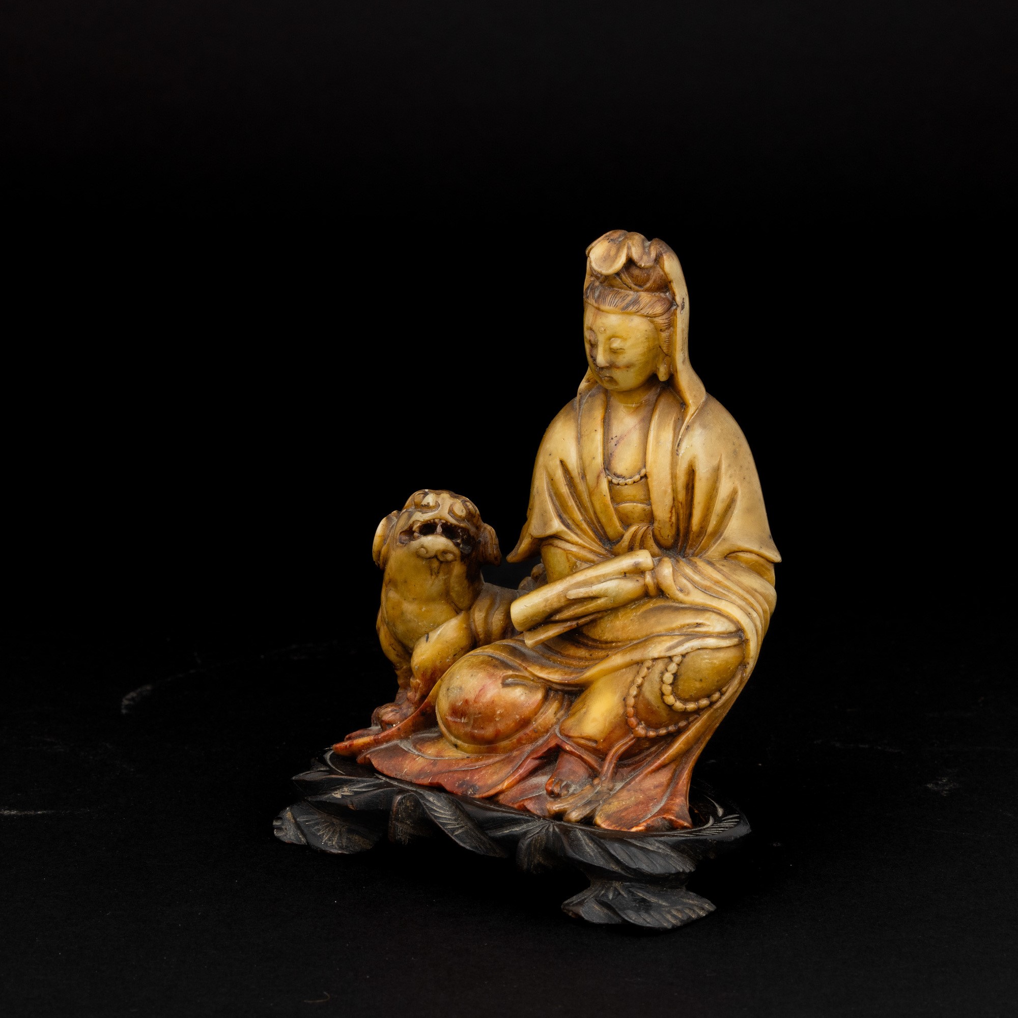 Figura di Guanyin con Cane di Pho Scolpita in Pietra Saponaria, Cina, Dinastia Qing, XVIII Secolo
