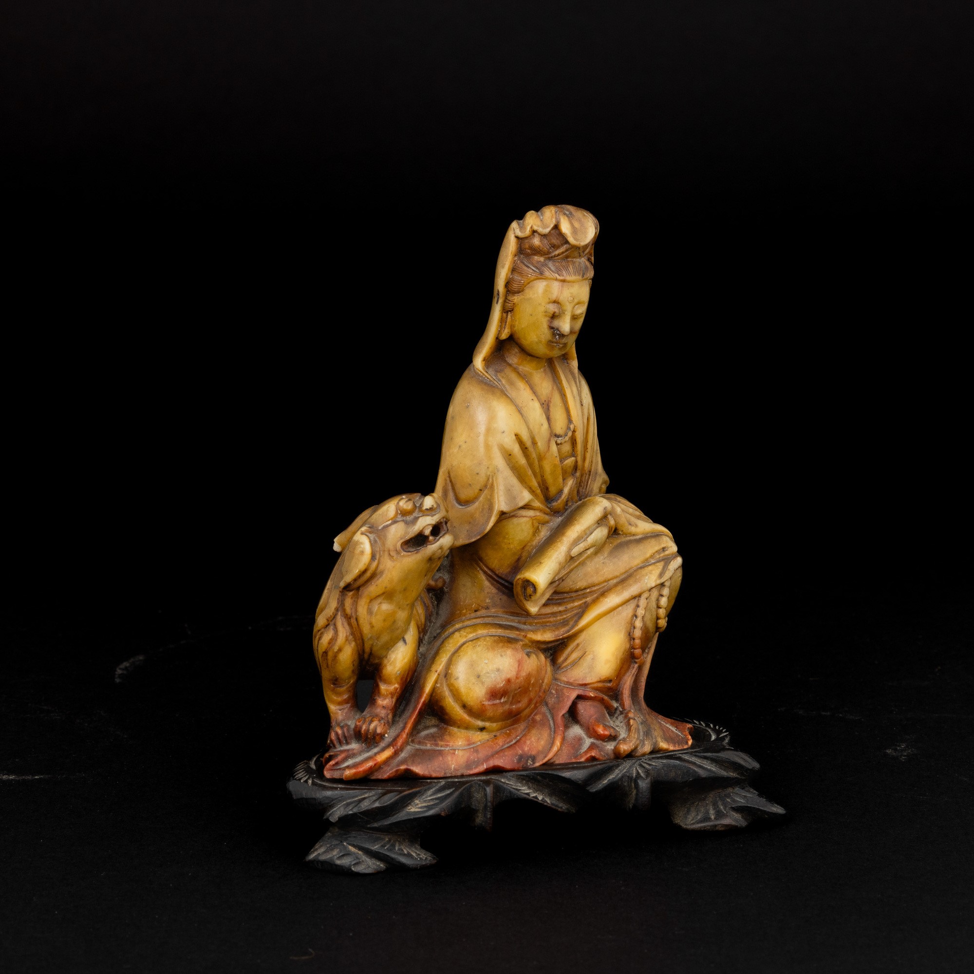 Figura di Guanyin con Cane di Pho Scolpita in Pietra Saponaria, Cina, Dinastia Qing, XVIII Secolo