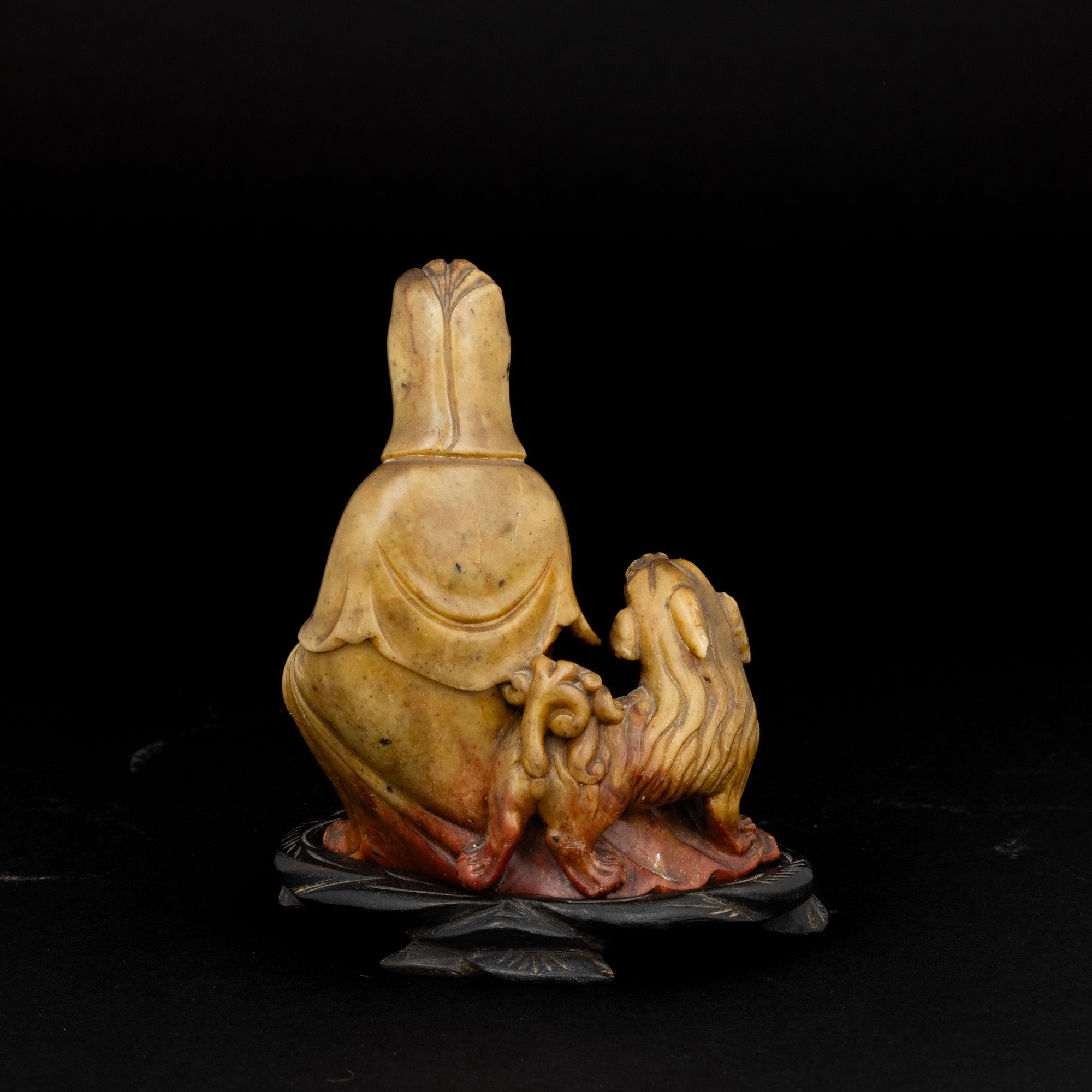 Figura di Guanyin con Cane di Pho Scolpita in Pietra Saponaria, Cina, Dinastia Qing, XVIII Secolo
