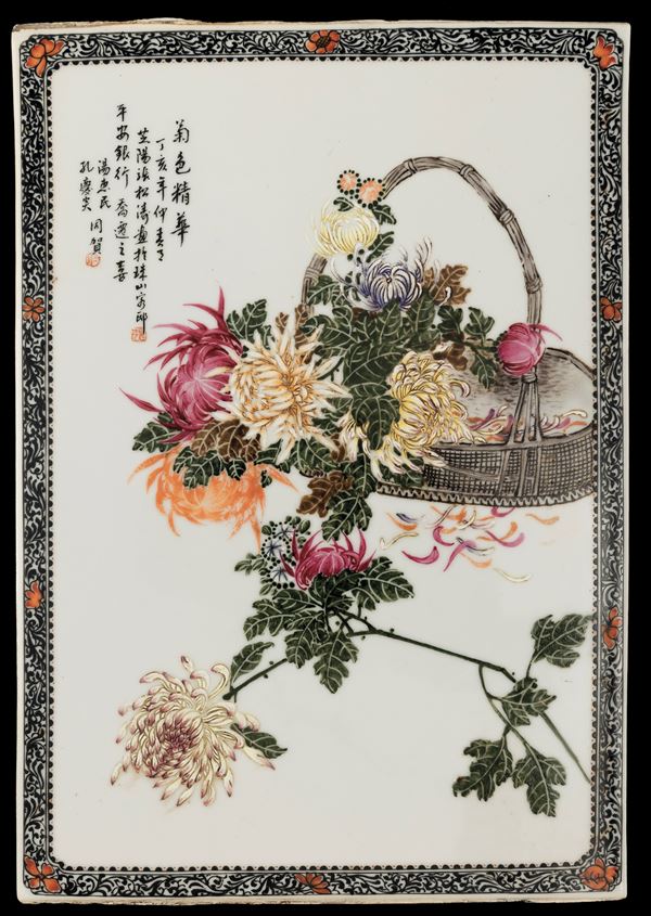 Placca in porcellana raffigurante fiori con iscrizioni "Nell'estate dell'ano Dinghai, la banca Ping hai celebra la gioia del trasferimento, 1907", Cina, XX secolo