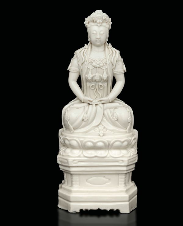Figura di Guanyin in porcellana Blanc de Chine, Cina, XX secolo