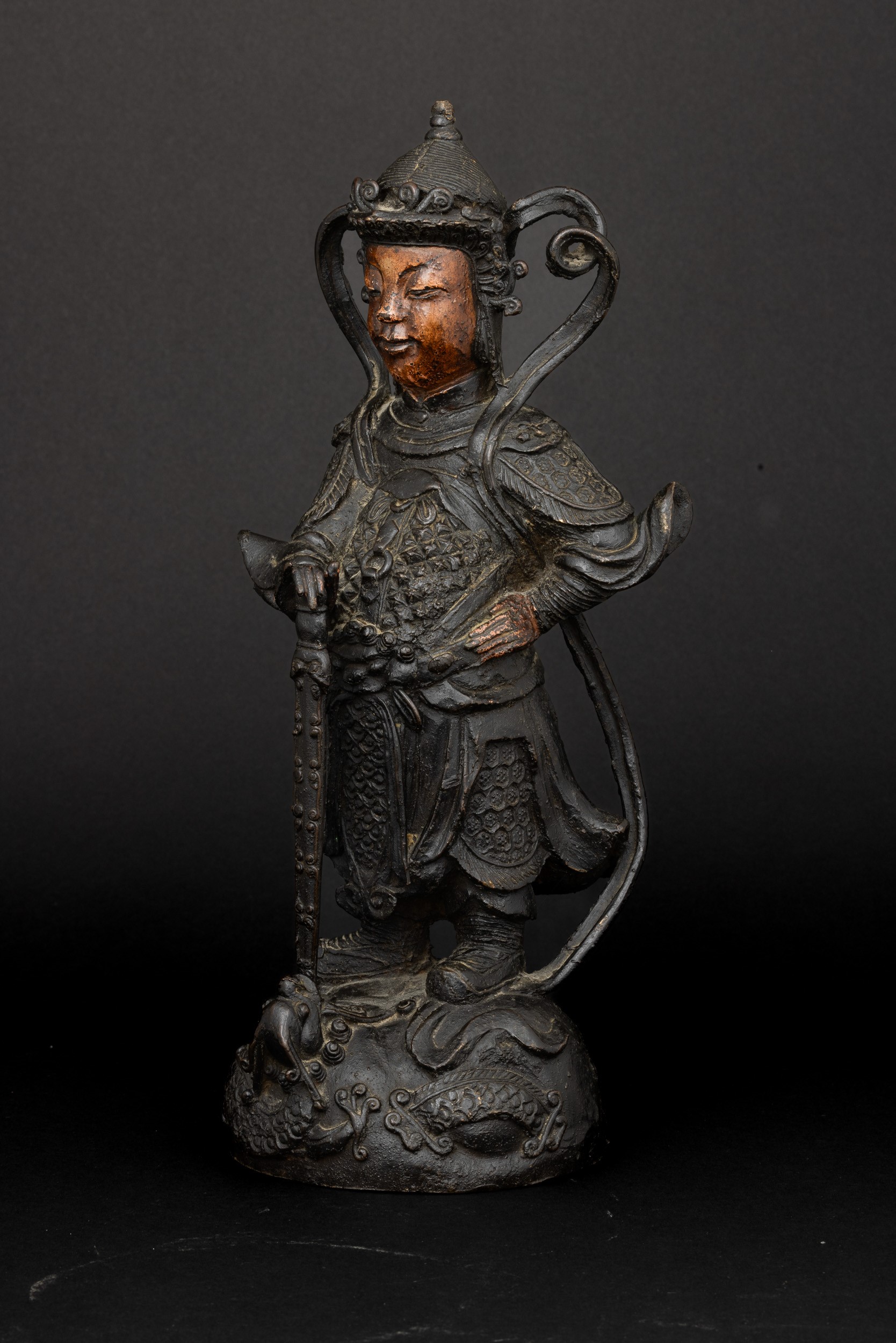 Figura di Guerriero in Bronzo Lumeggiato in Oro a Freddo sul Volto, Cina, Dinastia Ming (1368-164...