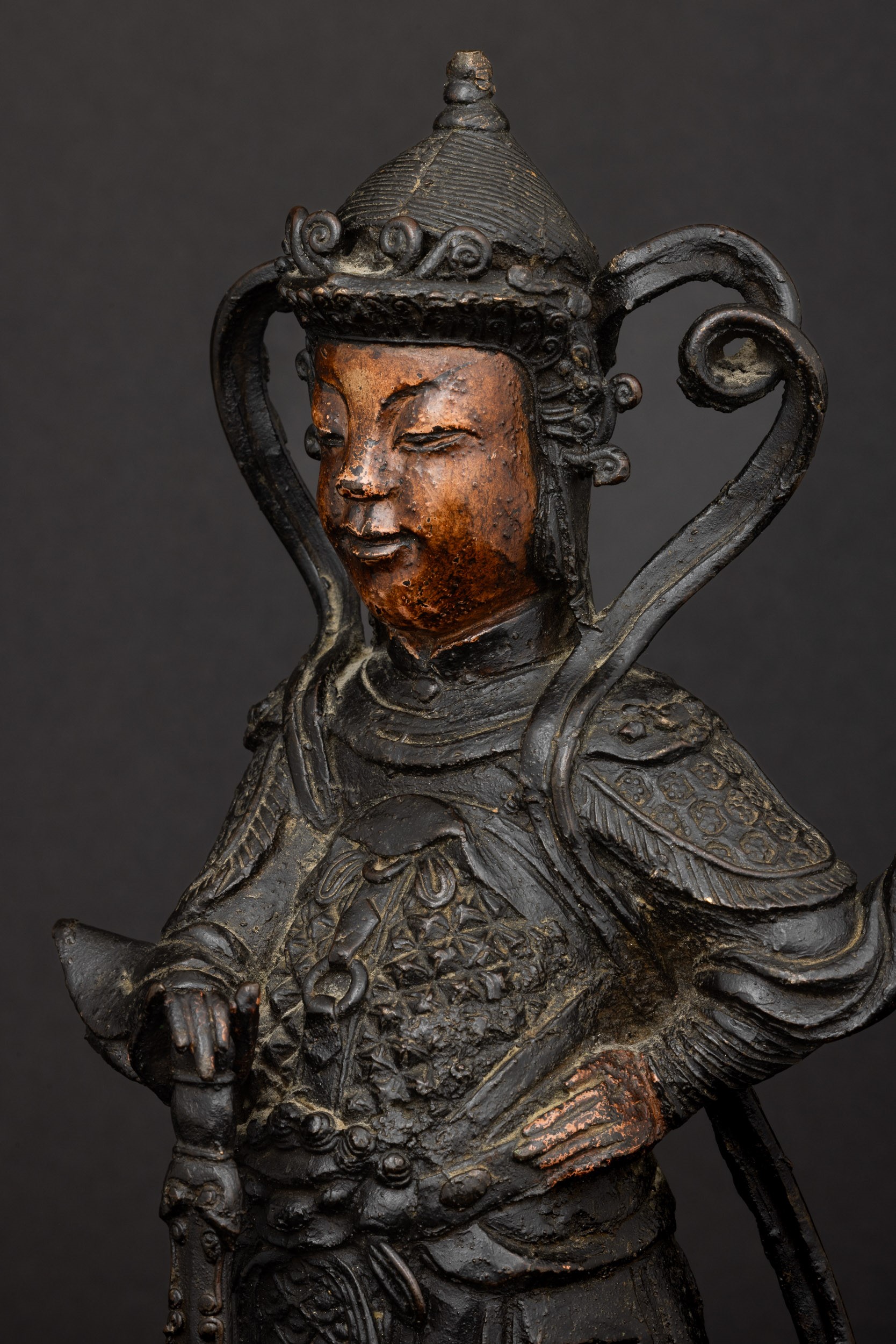 Figura di Guerriero in Bronzo Lumeggiato in Oro a Freddo sul Volto, Cina, Dinastia Ming (1368-164...