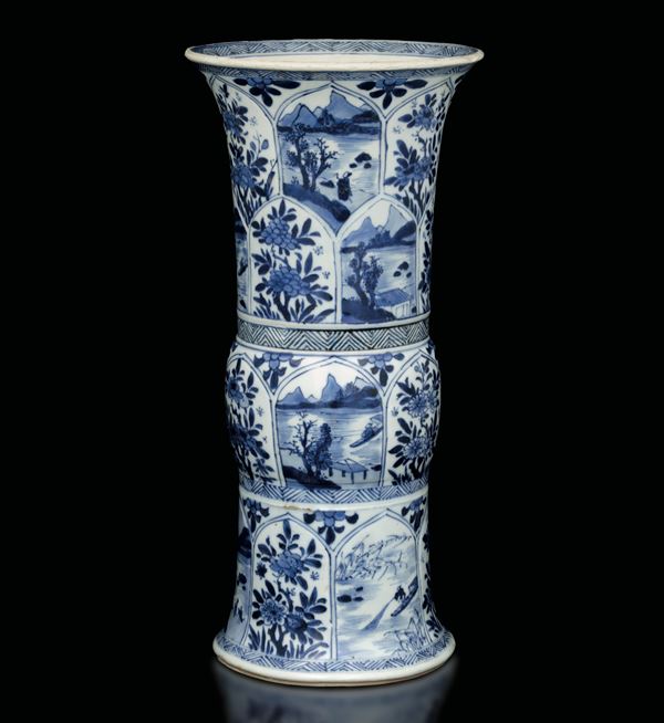 Vaso in porcellana bianca e blu a soggetto naturalistico entro riserve, Cina, Dinastia Qing, epoca Kangxi (1662-1722)