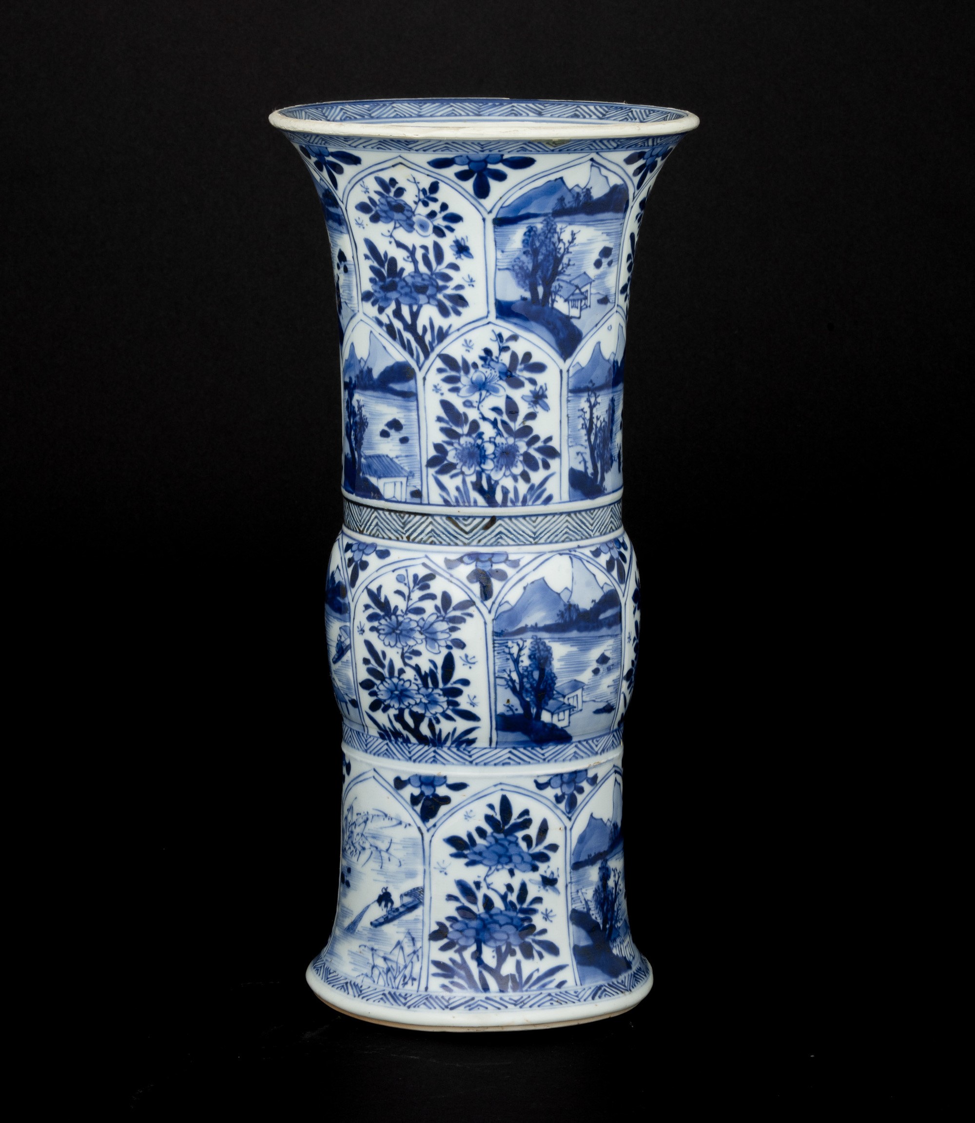 Vaso in Porcellana Bianca e Blu a Soggetto Naturalistico Entro Riserve, Cina, Dinastia Qing, Epoc...