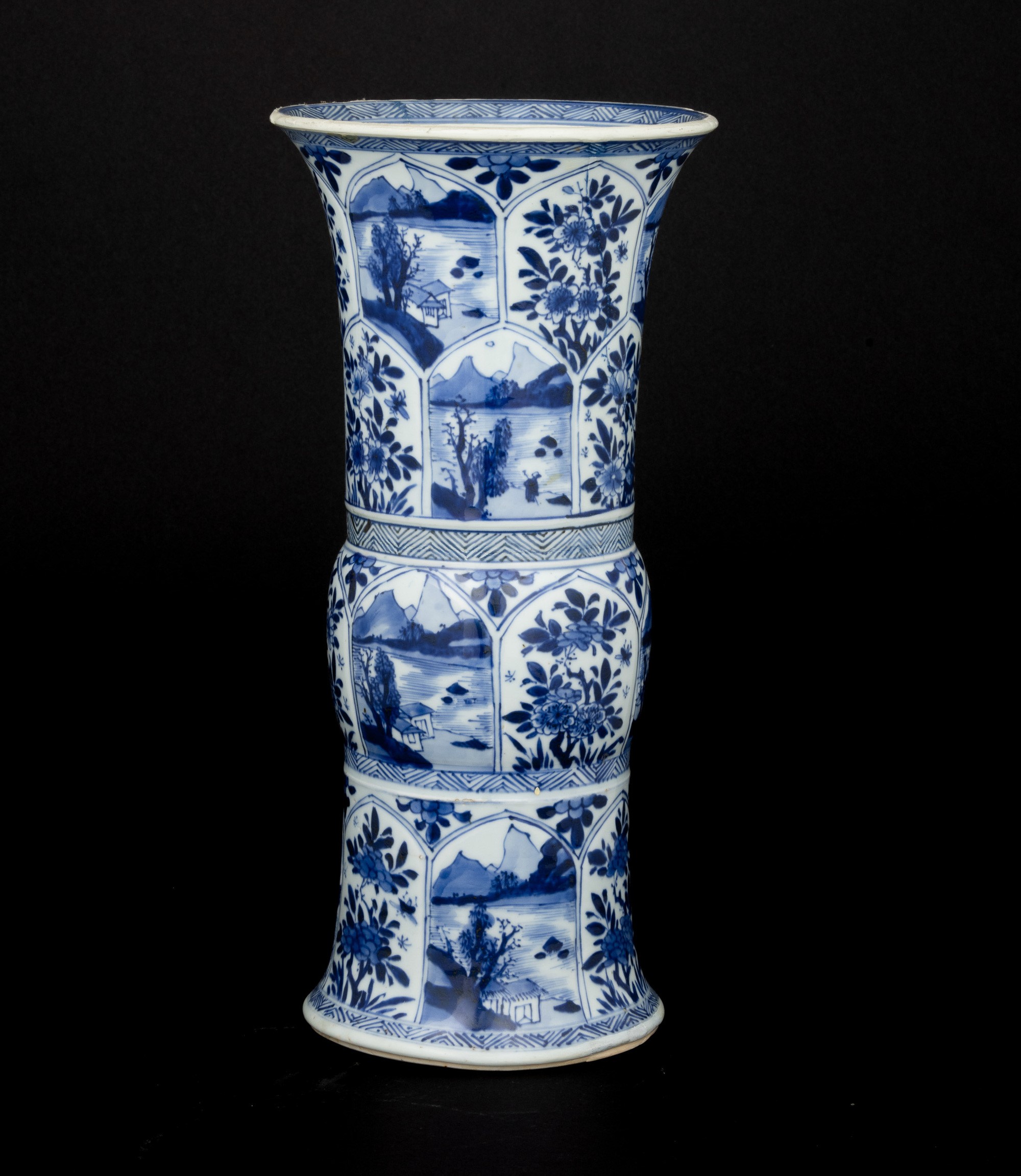 Vaso in Porcellana Bianca e Blu a Soggetto Naturalistico Entro Riserve, Cina, Dinastia Qing, Epoc...