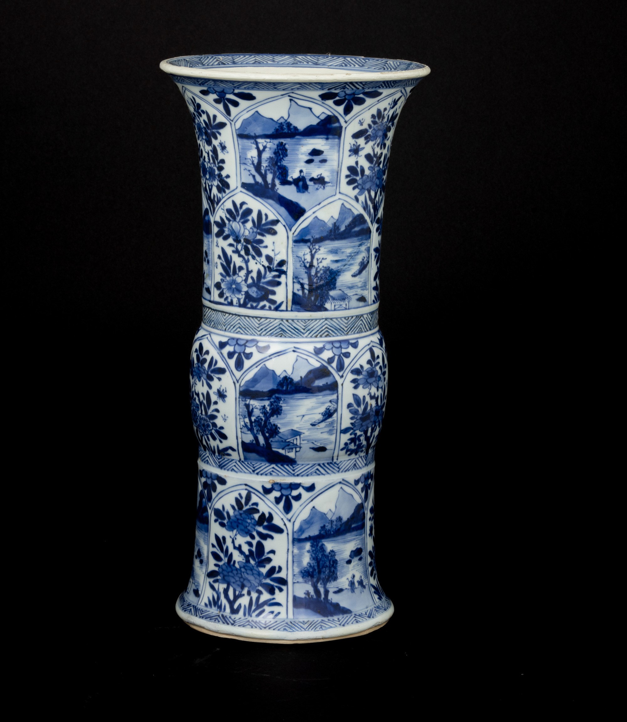 Vaso in Porcellana Bianca e Blu a Soggetto Naturalistico Entro Riserve, Cina, Dinastia Qing, Epoc...