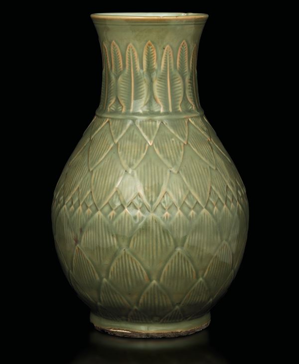 Vaso in porcellana a fondo verde con motivi geometrici, Cina, Dinastia Qing, XIX secolo