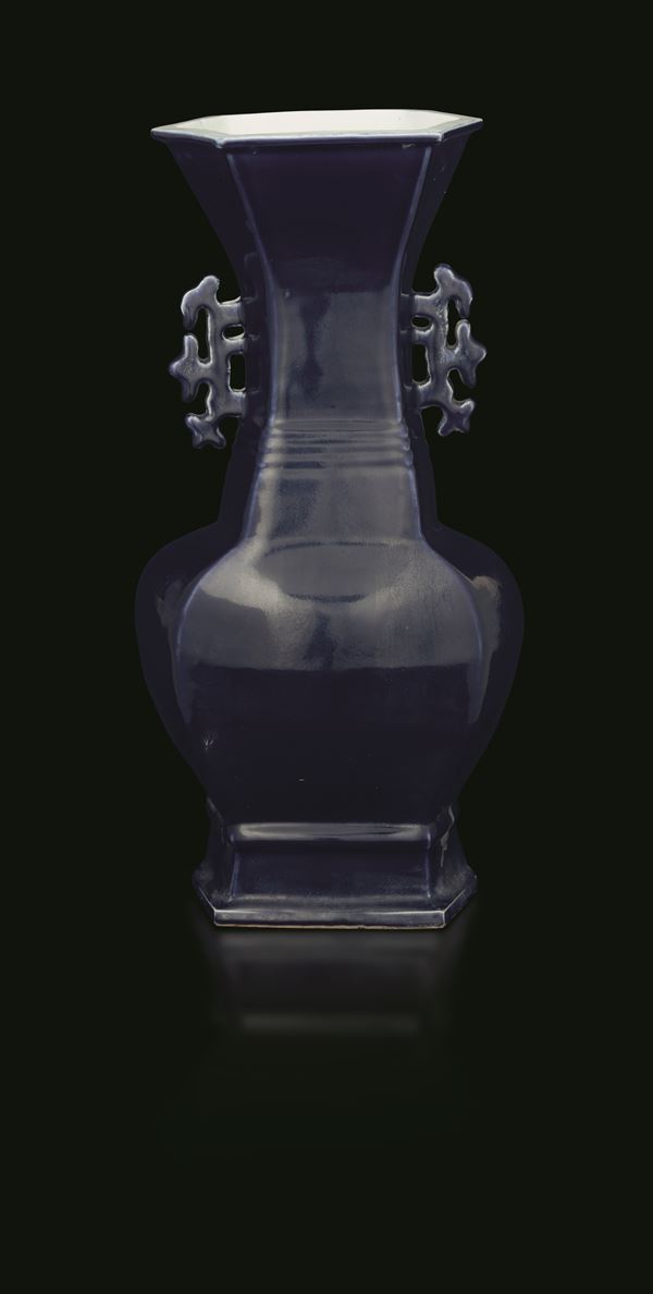 Vaso in porcellana monocroma a fondo blu sacrificale con anse sagomate, Cina, Dinastia Qing (1644-1912)