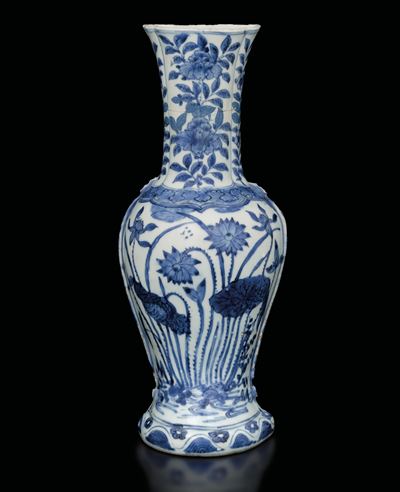 Vaso in Porcellana Bianca e Blu con Motivi Floreali con Iscrizioni sul Retro, Cina, Dinastia Ming...