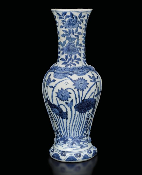 Vaso in porcellana bianca e blu con motivi floreali con iscrizioni sul retro, Cina, Dinastia Ming, marca e del periodo Wanli (1600-1620)