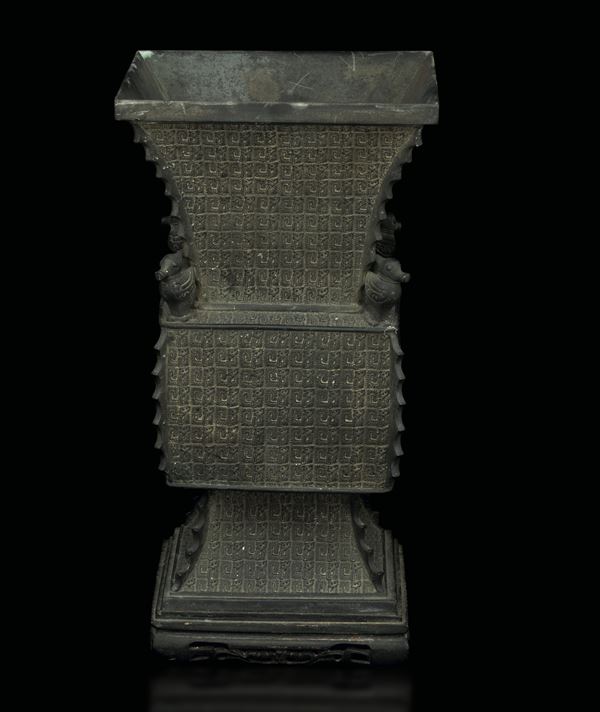 Grande vaso in bronzo con motivi geometrici e decorazioni a rilievo, iscrizioni all'interno, Cina, Dinastia Ming (1368-16444)