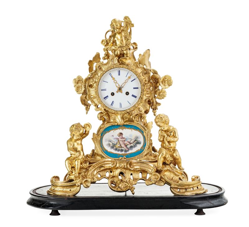 Orologio da tavolo in bronzo dorato. Fine XIX-inizi XX secolo  - Auction Italian Residences - Cambi Casa d'Aste