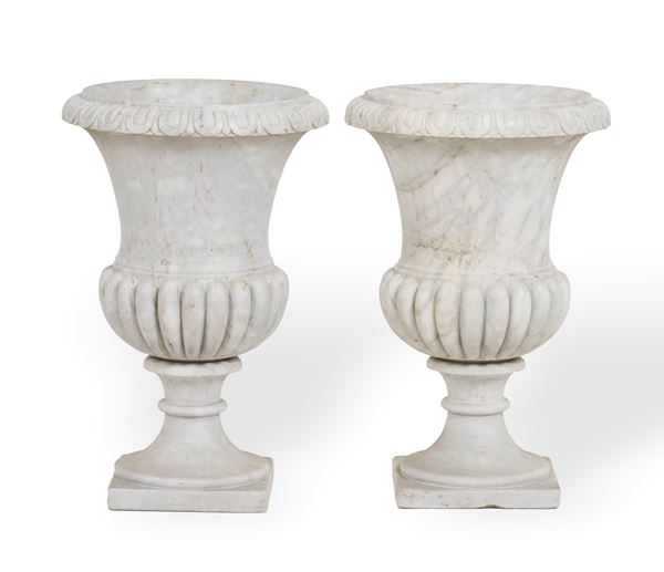 Coppia di vasi medicei in marmo. XIX-XX secolo