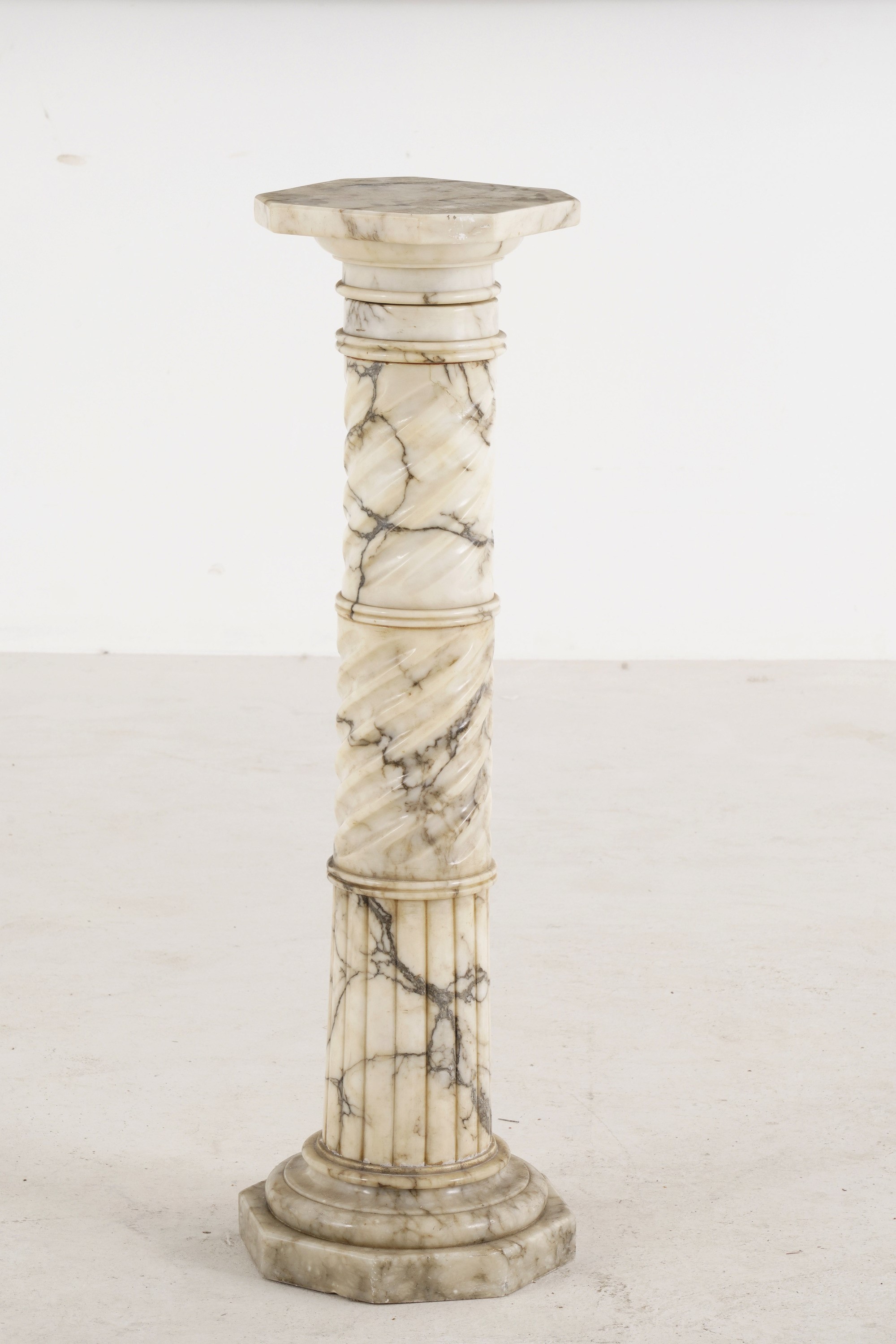 Colonna in Marmo Scolpito. XIX-XX Secolo