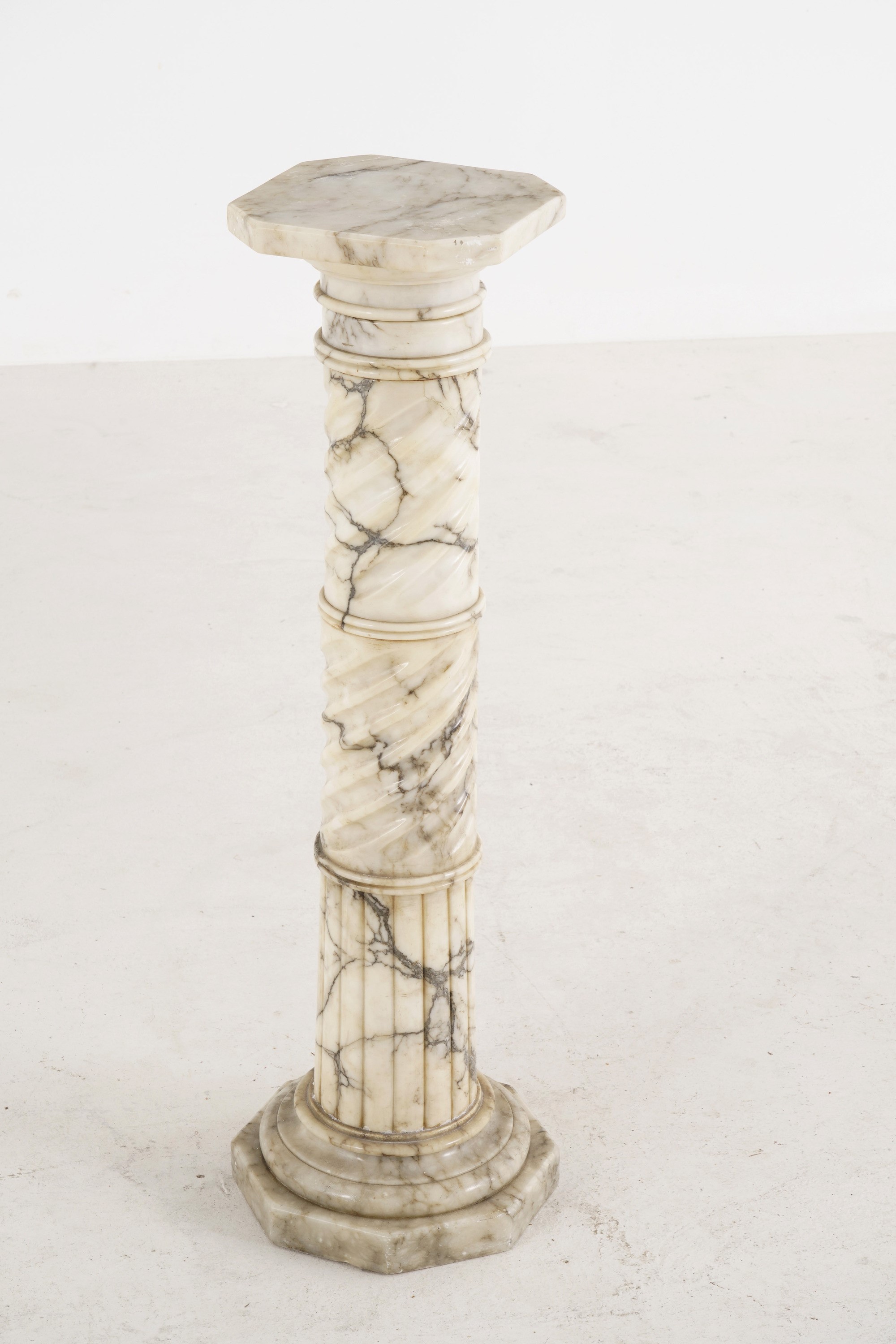 Colonna in Marmo Scolpito. XIX-XX Secolo