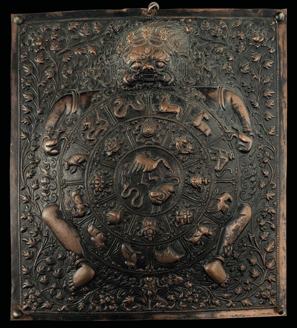 Calendario astrologico in rame sbalzato raffiguranti divinità e ruota con segni zodiacali, Tibet, XIX secolo