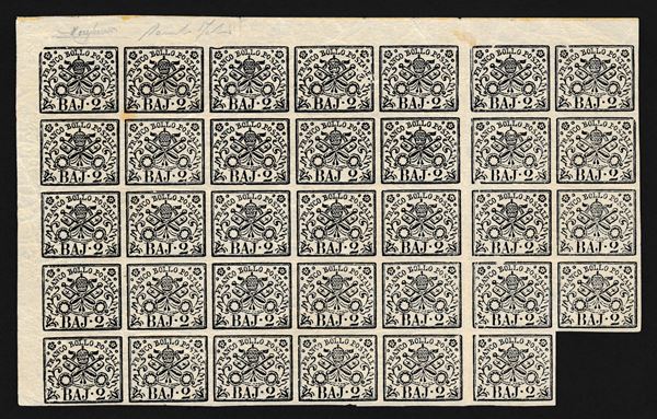 1867 - Stato Pontificio - Impronta della carta del fabbricante “BATH”  - La carta impiegata nella stampa dei francobolli pontifici del 1852 proveniva normalmente da un'unica fonte, tuttavia nel 1864, a causa dell'aumentata esigenza di francobolli da 2 baj., diventata la tariffa più comune nello Stato, furono acquistate carte da produttori diversi. Tra questi l'inglese "BATH" che, per l'uso di imprimere sui suoi fogli una impronta a secco con il suo nome in un ornato, lascio’ traccia di sé nella filatelia pontificia. Questa situazione si ripetè nel 1867. Blocco di 34 esemplari, bordo di foglio superiore sinistro, del 2 bajocchi bianco (1867) gomma integra. Il blocco, che presenta interspazio di gruppo tra la quinta e la sesta fila, presenta altresì sul bordo di sinistra, in alto, due impronte a secco "BATH" (Sass. 3A/d)