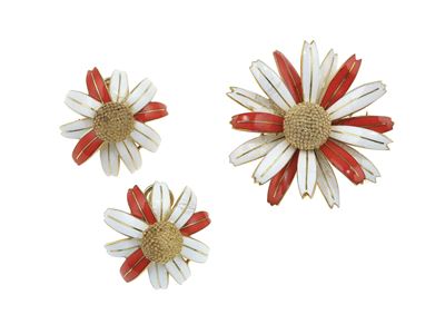 Demi-parure, spilla ed orecchini con smalti policromi e montature in oro giallo/bianco 750/1000