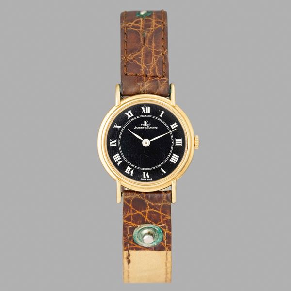 Extrapiatto ref. 9130 in oro giallo 18k, quadrante nero con numeri romani, carica manuale, 28 mm
