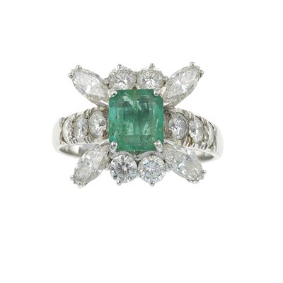 Anello con smeraldo e diamanti, montatura in oro bianco 750/1000