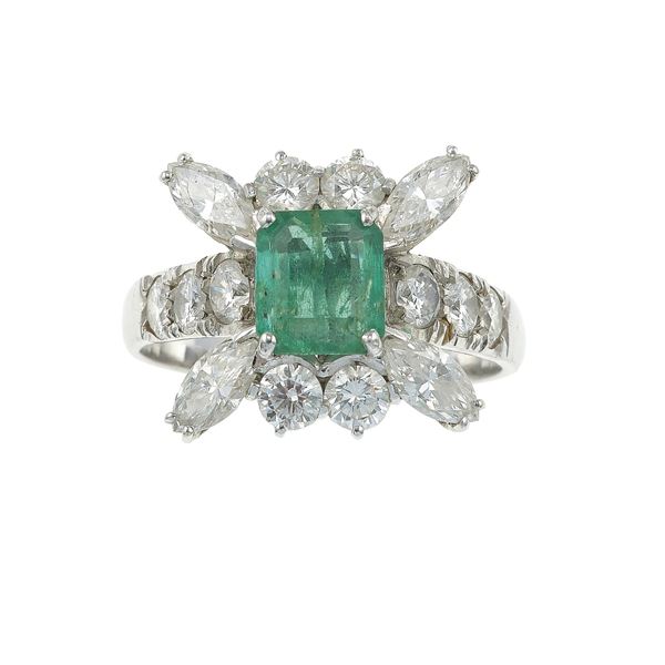 Anello con smeraldo e diamanti