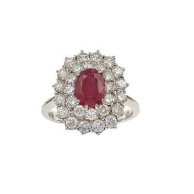 Anello con Rubino Centrale e Diamanti a Contorno