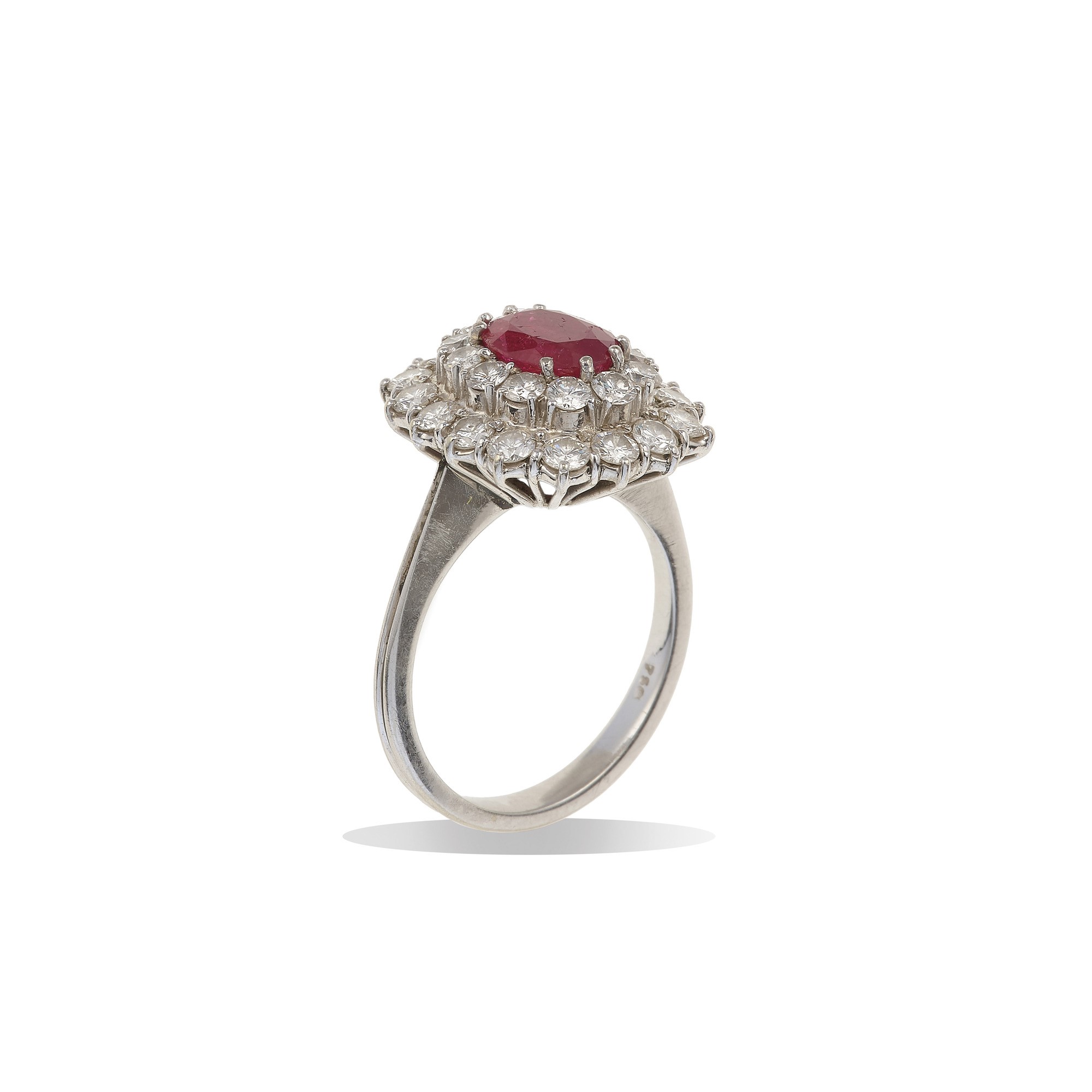 Anello con Rubino Centrale e Diamanti a Contorno