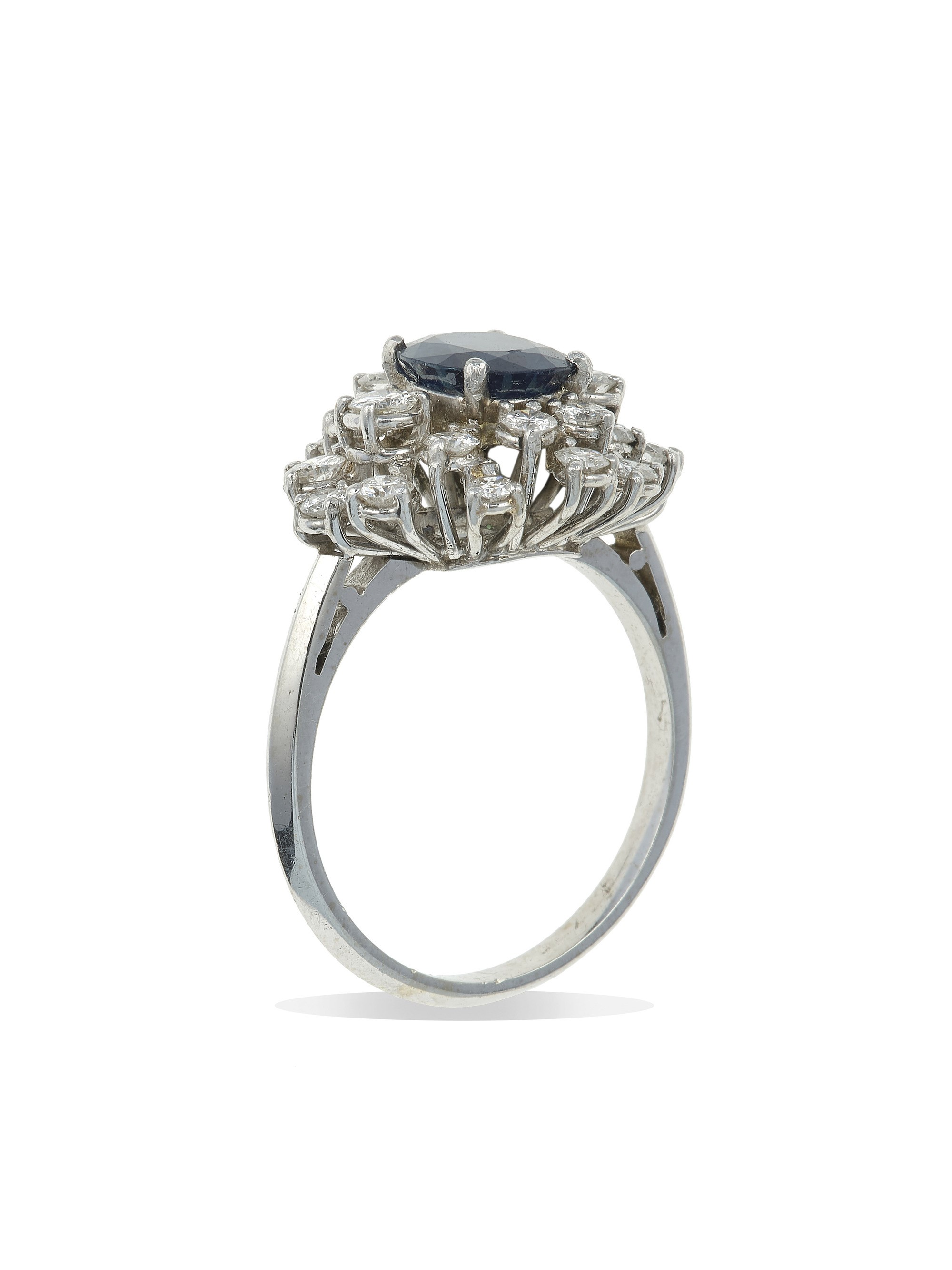 Anello in oro bianco 750/1000 con zaffiro e diamanti