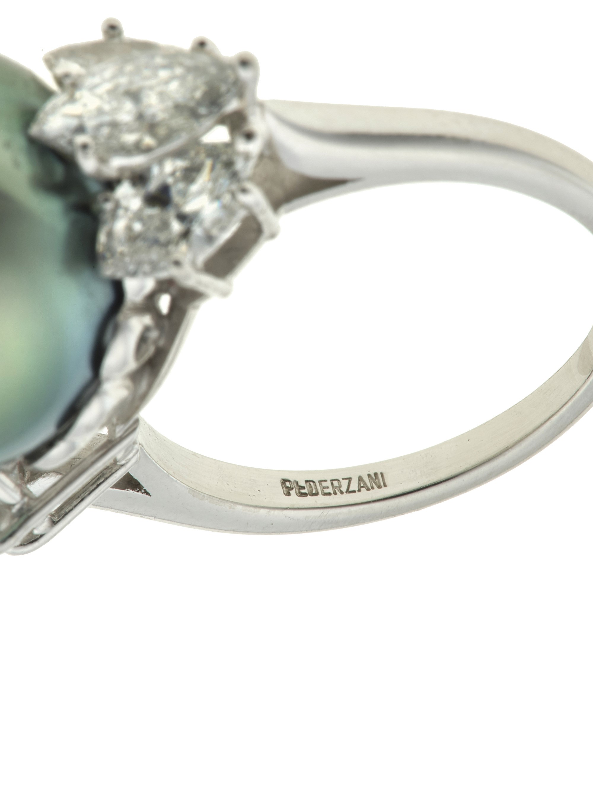 Pederzani, Anello con perla Tahiti e diamanti in montatura in platino