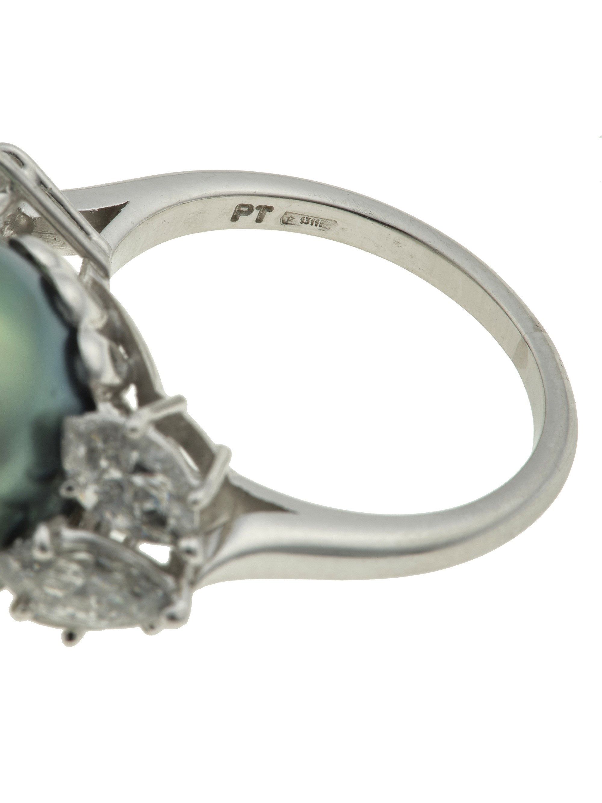 Pederzani, Anello con perla Tahiti e diamanti in montatura in platino