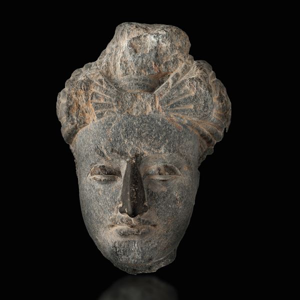 Testa di divinità scolpita in pietra, Gandhara, IV secolo