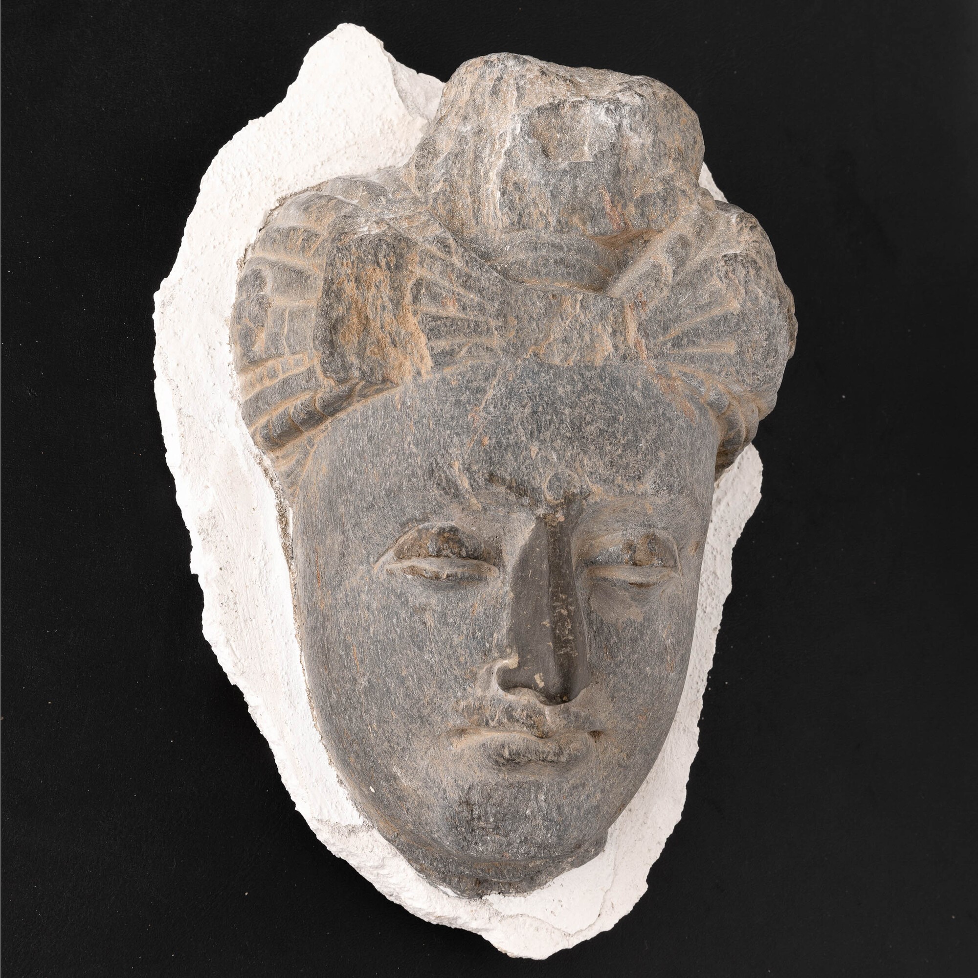 Testa di Divinità Scolpita in Pietra, Gandhara, IV Secolo