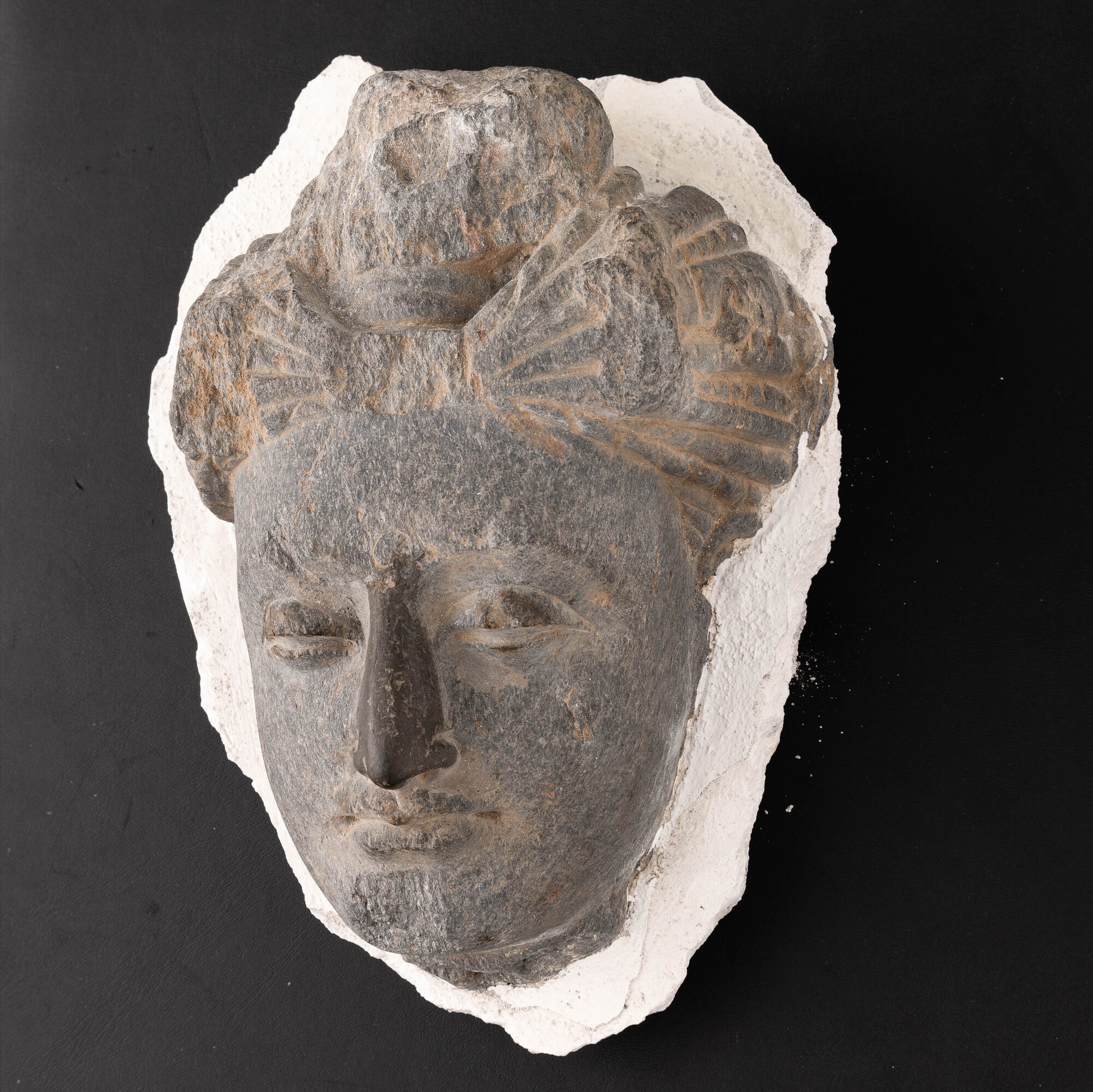 Testa di Divinità Scolpita in Pietra, Gandhara, IV Secolo