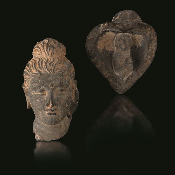 Lotto composto da Testa di divinità scolpita in pietra e Buddha entro cuore scolpito in pietra, Gandhara, IV secolo
