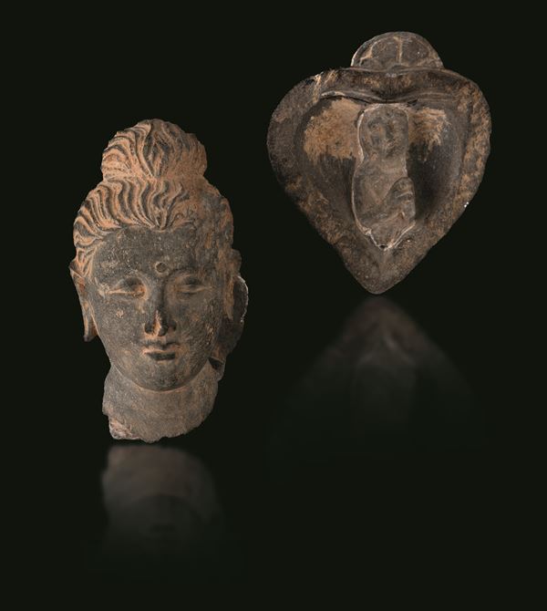 Lotto composto da Testa di divinità scolpita in pietra e Buddha entro cuore scolpito in pietra, Gandhara, IV secolo